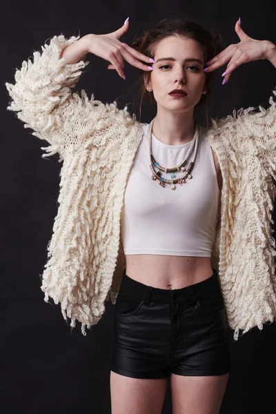 Şaşırtıcı kız, güzel saç modeli, moda stil, kentsel tarzı, rock işareti Cool moda portre