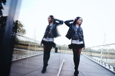 güneş gözlüğü ve siyah deri ceket açık poz moda model