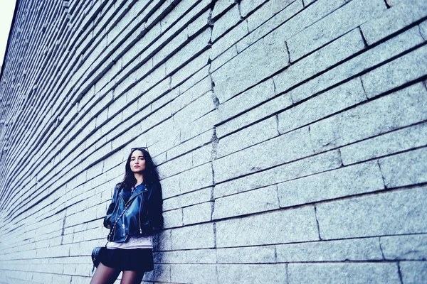 güneş gözlüğü ve siyah deri ceket açık poz moda model