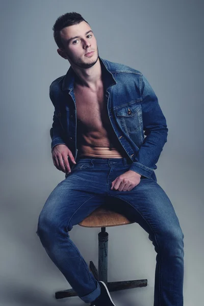 Beau gars posant dans des vêtements de jeans élégants — Photo