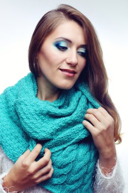 Kış elbiseleri makyaj ve saç modeli ile bir eşarp ile güzel kız