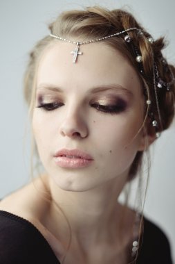 Kız Ortaçağ tarzı. Saçında mücevherleri.