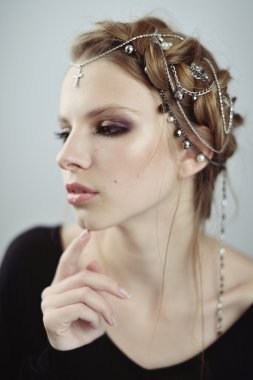 Kız Ortaçağ tarzı. Saçında mücevherleri.