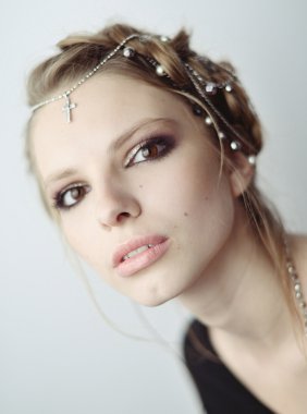 Kız Ortaçağ tarzı. Saçında mücevherleri.