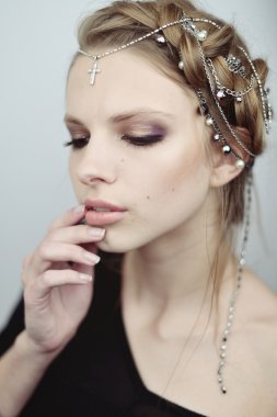 Kız Ortaçağ tarzı. Saçında mücevherleri.