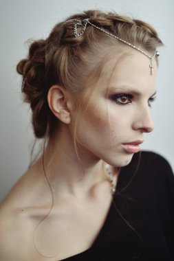 Kız Ortaçağ tarzı. Saçında mücevherleri.