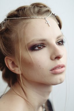 Kız Ortaçağ tarzı. Saçında mücevherleri.