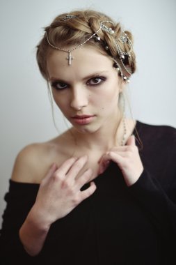 Kız Ortaçağ tarzı. Saçında mücevherleri.