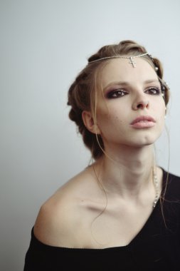 Kız Ortaçağ tarzı. Saçında mücevherleri.