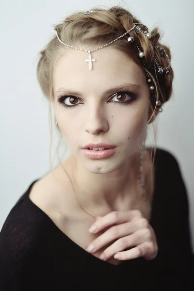 Menina em estilo medieval. jóias em seu cabelo . — Fotografia de Stock