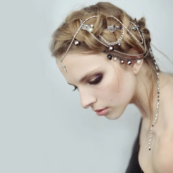 Menina em estilo medieval. jóias em seu cabelo . — Fotografia de Stock