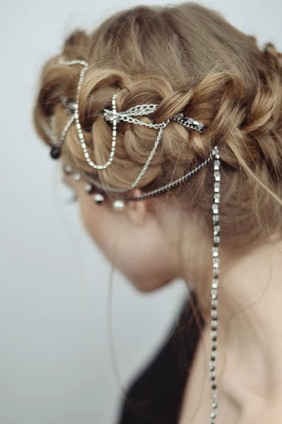 Kız Ortaçağ tarzı. Saçında mücevherleri. — Stok fotoğraf