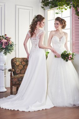 İki gelin eğleniyor