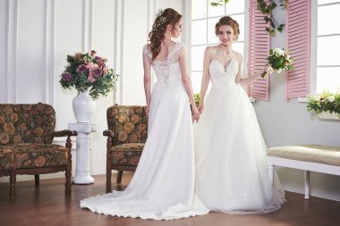 İki gelin eğleniyor