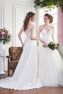 İki gelin eğleniyor