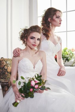 İki gelin eğleniyor