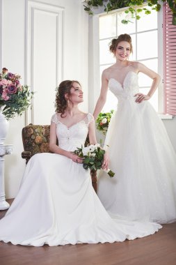 İki gelin eğleniyor