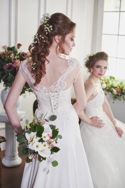 İki gelin eğleniyor