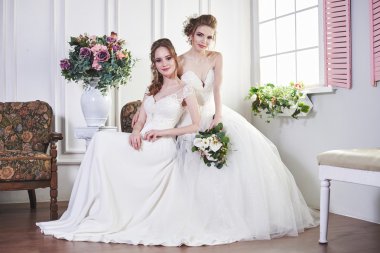 İki gelin eğleniyor