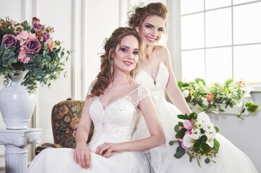 İki gelin eğleniyor