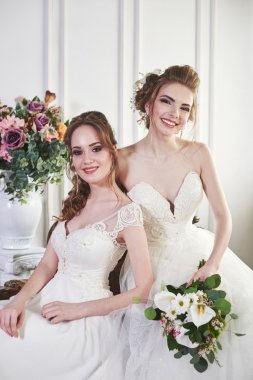 İki gelin eğleniyor