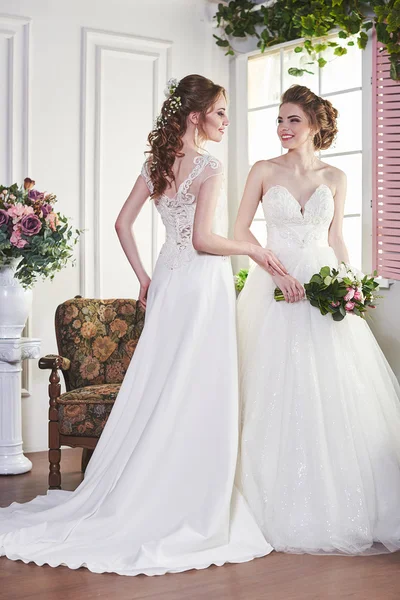 İki gelin eğleniyor