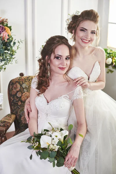 Duas noivas se divertindo — Fotografia de Stock