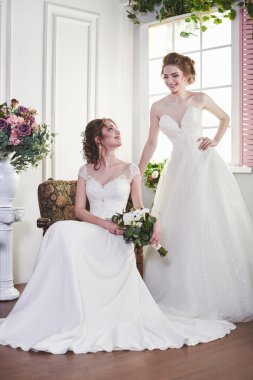 İki gelin eğleniyor