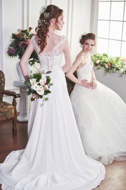 İki gelin eğleniyor