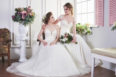 İki gelin eğleniyor