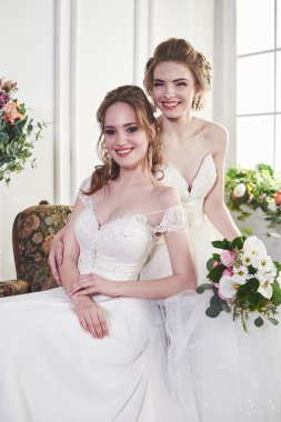 İki gelin eğleniyor