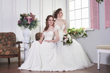 İki gelin eğleniyor