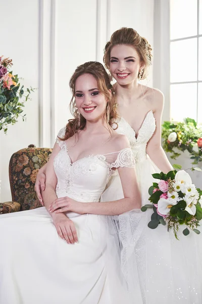 Dvě nevěsty baví — Stock fotografie