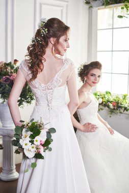 İki gelin eğleniyor