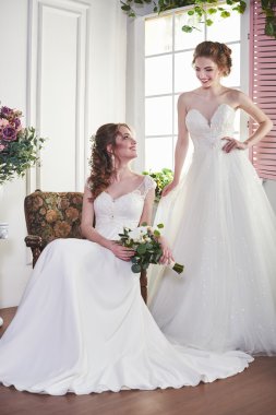 İki gelin eğleniyor