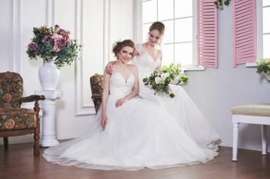 İki gelin eğleniyor