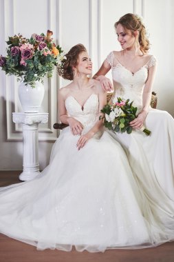 İki gelin eğleniyor