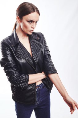 Beyaz duvar arka plan üzerinde poz şehvetli kadın genç ve güzel seksi moda hippi tarzı kot pantolon giymiş