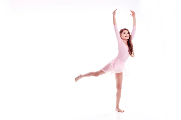 Jovem garota animada pulando no estúdio — Fotografia de Stock