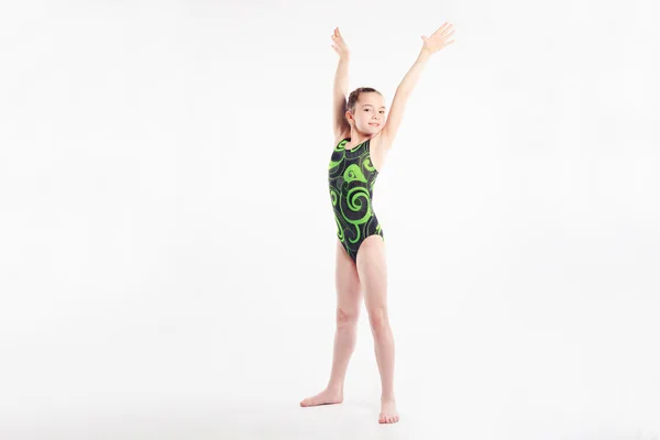 Mała dziewczynka programu acrobat. ćwiczenia. fitness — Zdjęcie stockowe