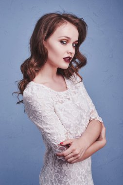 Beyaz elbise gelin uzun kıvırcık saç giymiş seksi güzel kadın ben