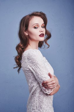 Beyaz elbise gelin uzun kıvırcık saç giymiş seksi güzel kadın ben