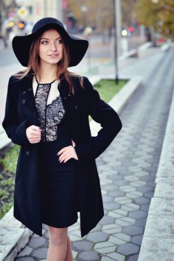 İş kadını merdivenleri çıkıyor.