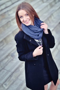 İş kadını merdivenleri çıkıyor.