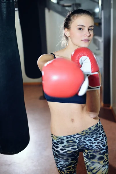 Linda menina atleta treina em um ginásio de boxe — Fotografia de Stock