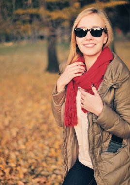 Güzel kız öğrenci bir sırt çantası, gözlük, açık havada.