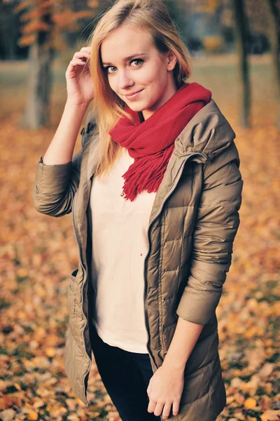 Estudante menina bonita com uma mochila, óculos, ao ar livre . — Fotografia de Stock