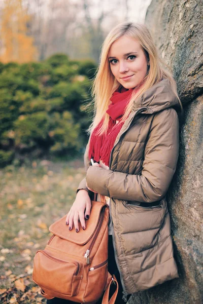 Estudante menina bonita com uma mochila, óculos, ao ar livre . — Fotografia de Stock