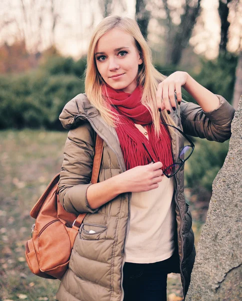 Estudante menina bonita com uma mochila, óculos, ao ar livre . — Fotografia de Stock