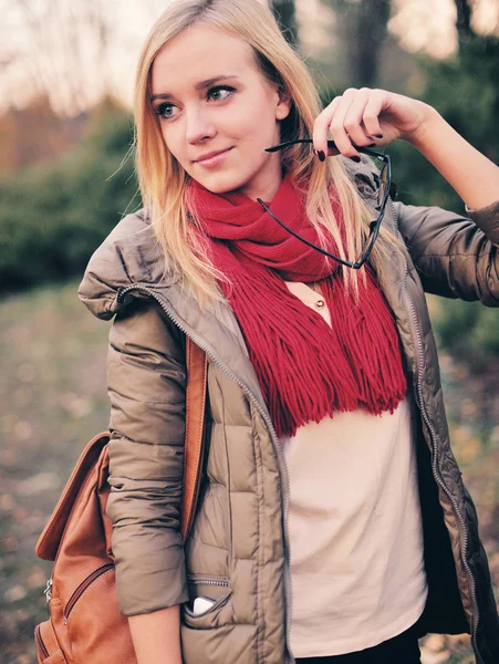 Estudante menina bonita com uma mochila, óculos, ao ar livre . — Fotografia de Stock